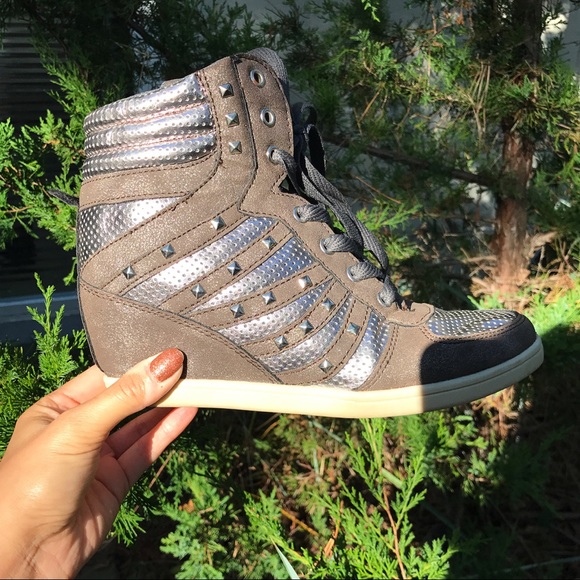 Reneeze Shoes - 👟SILVER GREY METALLIC WEDGE SNEAKERS!